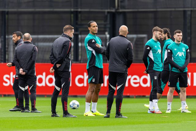 Liverpool com atraso no voo e baixa importante no meio-campo