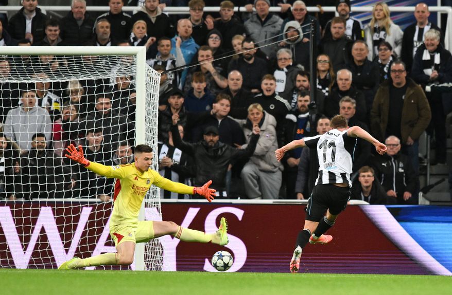 Barnes fez o 3-0 do Newcastle frente ao Benfica