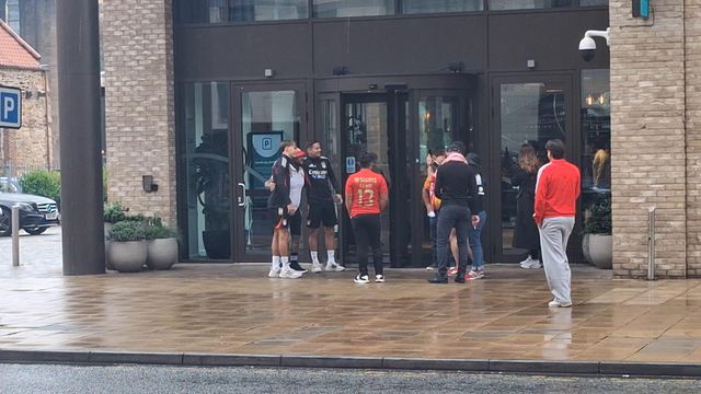 Nem a chuva os assustou: Dedic e Ivanovic fazem a vontade aos adeptos do Benfica