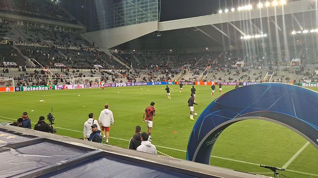 A entrada do Benfica para aquecimento em St. James' Park