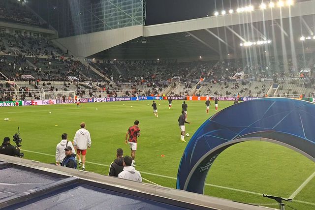 A entrada do Benfica para aquecimento em St. James' Park