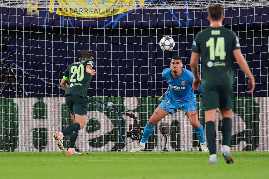 Nem precisou de saltar: Bernardo Silva bate Luiz Júnior de cabeça