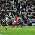 Harvey Barnes marcou op segundo golo do Newcastle ao Benfica