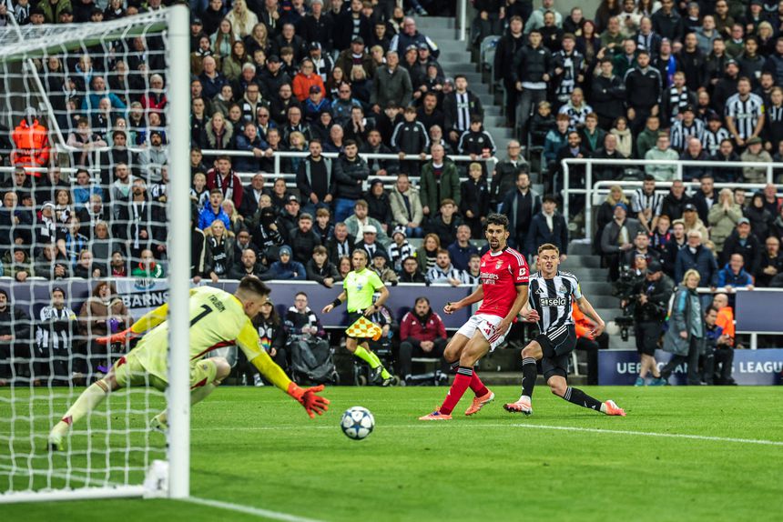 Harvey Barnes marcou op segundo golo do Newcastle ao Benfica