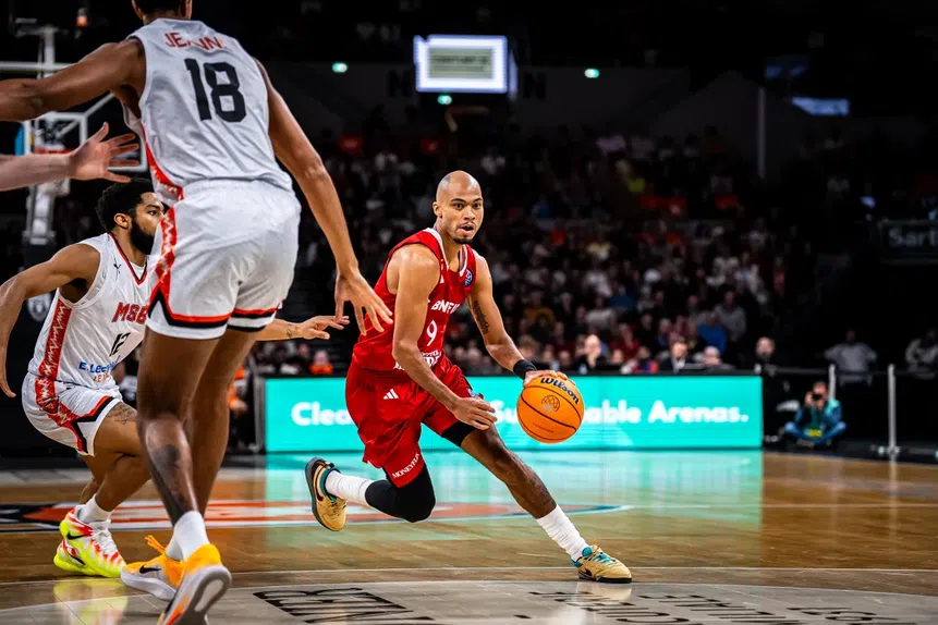 Geno Crandall e Aaron Broussard, ambos com 19 pontos, foram os melhores marcadores das águias