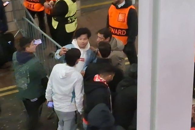 Rui Costa deixa estádio do Newcastle sob aplausos