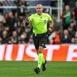 Szymon Marciniak foi o árbitro do Newcastle-Benfica