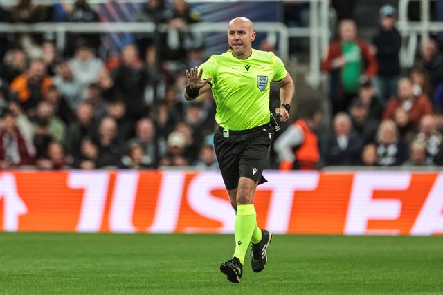 Szymon Marciniak foi o árbitro do Newcastle-Benfica
