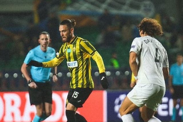 Ofri Arad, Kairat Almaty, e David Luiz, Pafos, em jogo da Liga dos Campeões 
- conta X da Federação do Cazaquistão