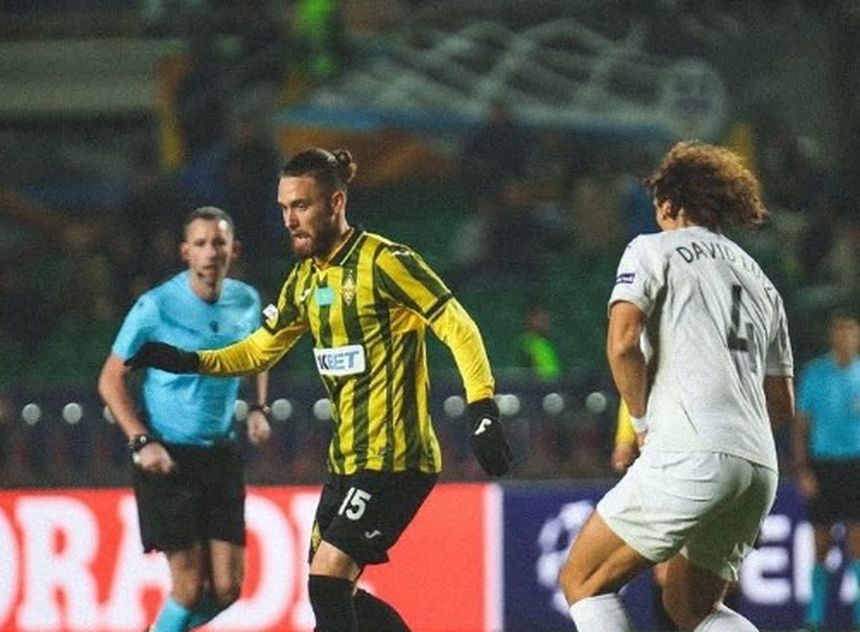 Ofri Arad, Kairat Almaty, e David Luiz, Pafos, em jogo da Liga dos Campeões 
- conta X da Federação do Cazaquistão