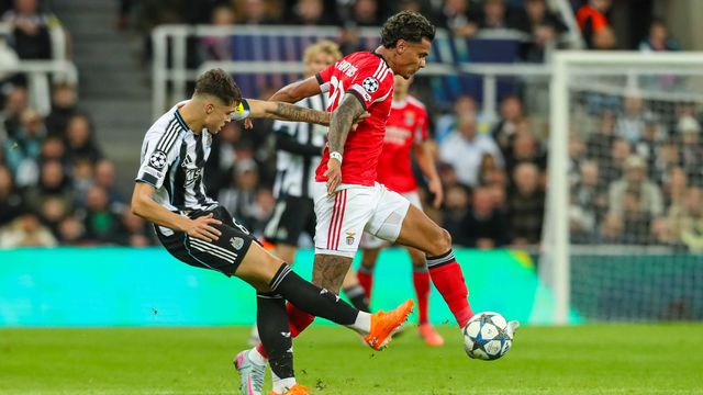 Richard Ríos em ação no duelo entre Newcastle e Benfica
