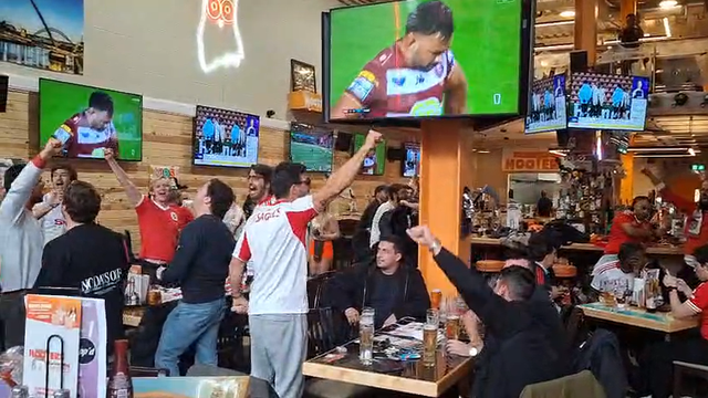 Adeptos do Benfica fazem a festa em Newcastle
