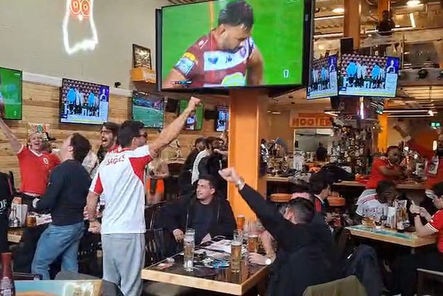 Adeptos do Benfica fazem a festa em Newcastle