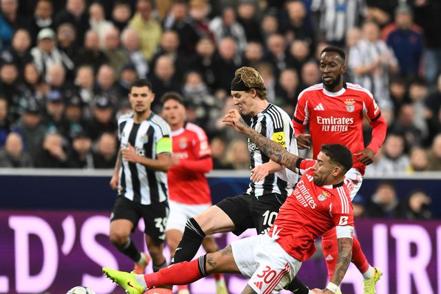 Otamendi lutou contra o domínio preto e branco - Foto: IMAGO