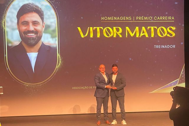 Vítor Matos, treinador do Marítimo, foi distinguido pela AF Viseu - Foto: D. R.