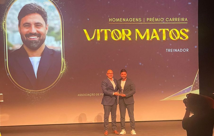 Vítor Matos, treinador do Marítimo, foi distinguido pela AF Viseu - Foto: D. R.