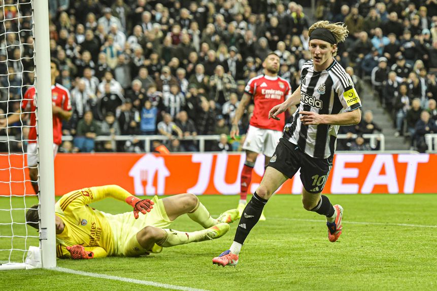 Gordon acaba de marcar o primeiro golo do Newcastle — Foto: IMAGO