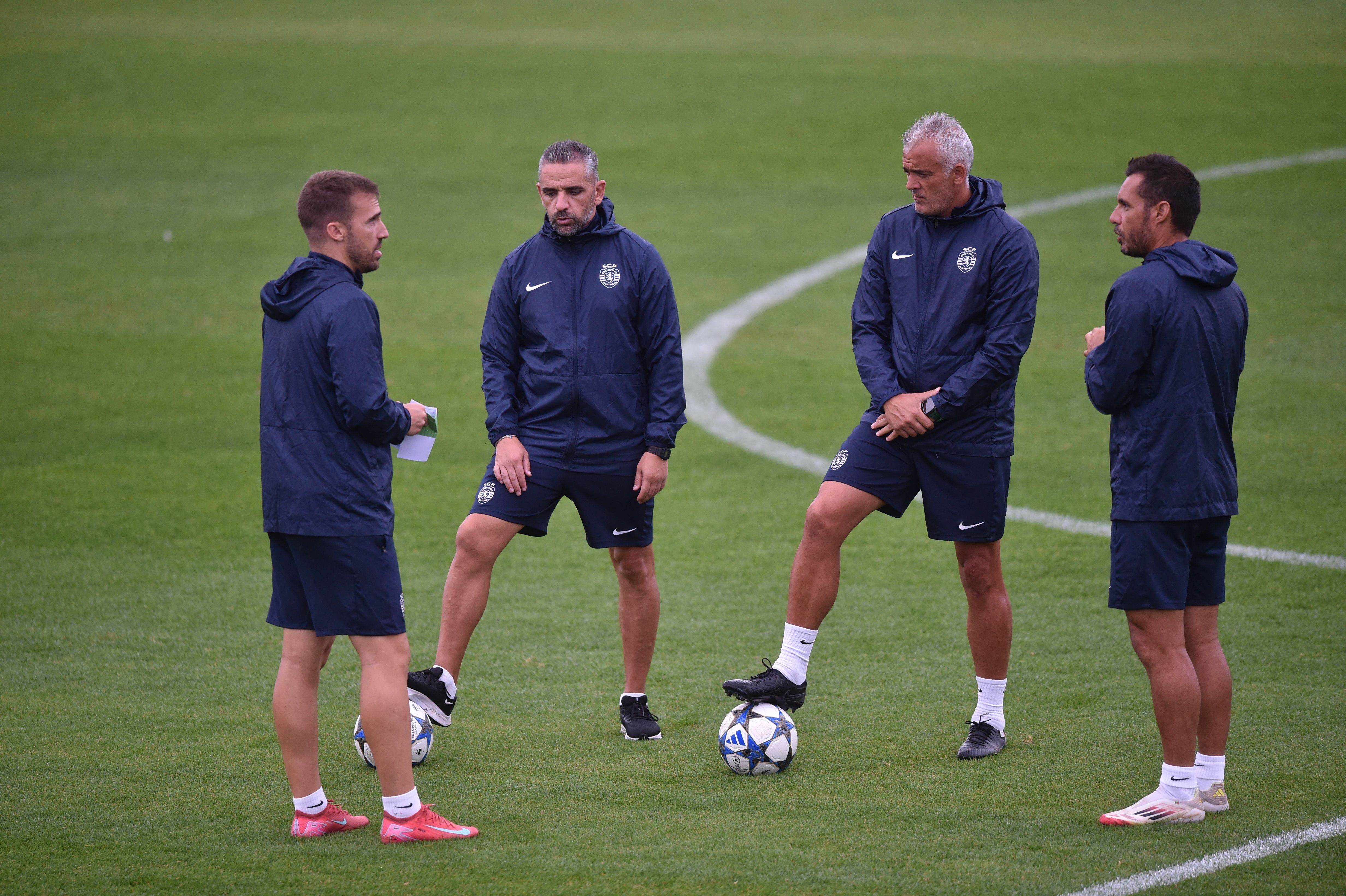 Rui Borges com a equipa técnica no último treino do Sporting antes da receção ao Marselha - Foto: Miguel Nunes