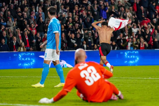 Driouech celebra o 6-2 para o PSV, perante a incredulidade do Nápoles