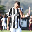 Cendrim Kameraj com a camisola da Juventus