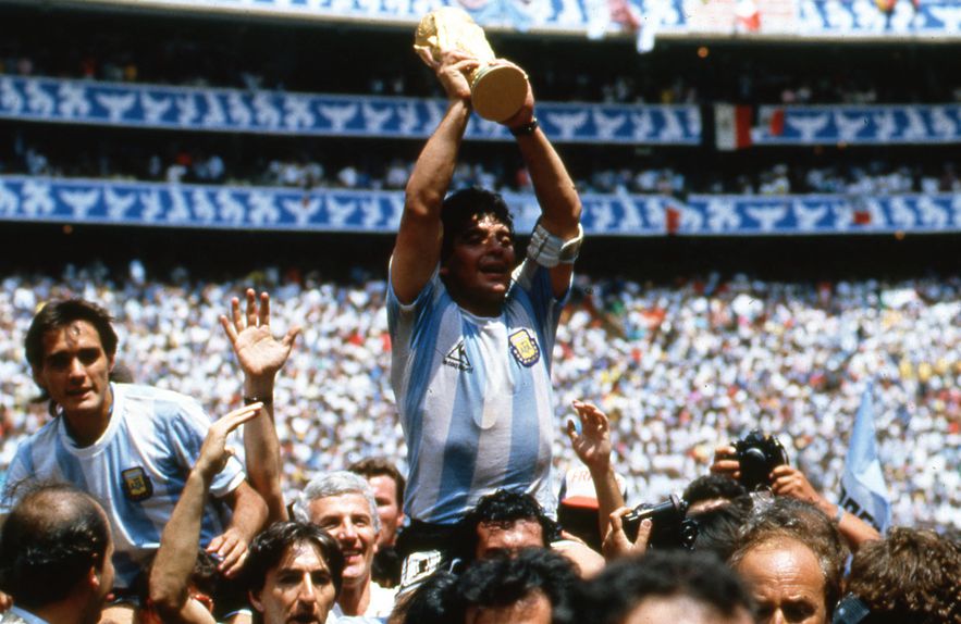 Maradona foi carregado por Roberto Cejas nas celebrações do título do Mundial 1986