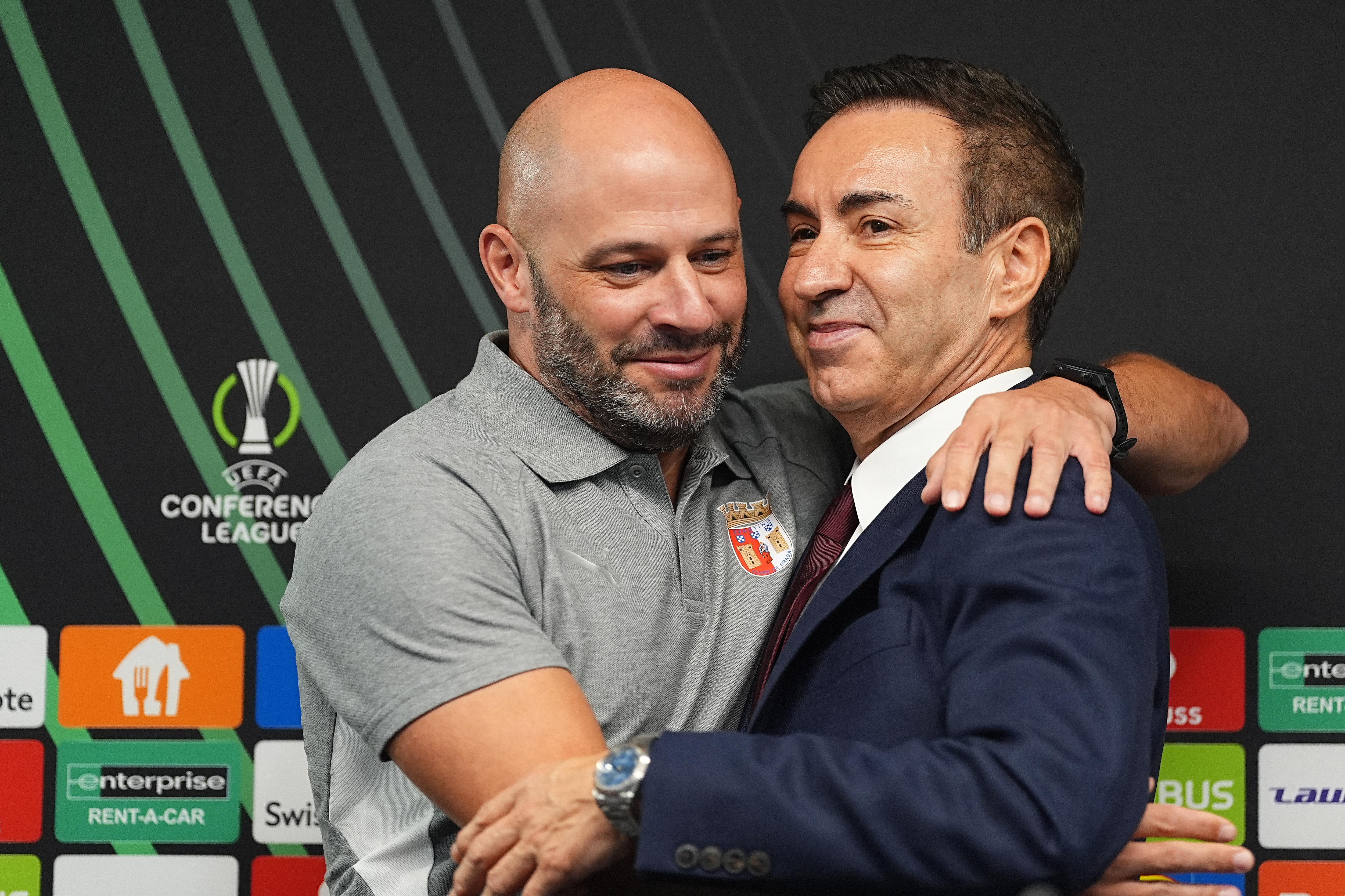 Franclim Carvalho, novo treinador do SC Braga, abraça o presidente António Salvador (HUGO DELGADO/LUSA)