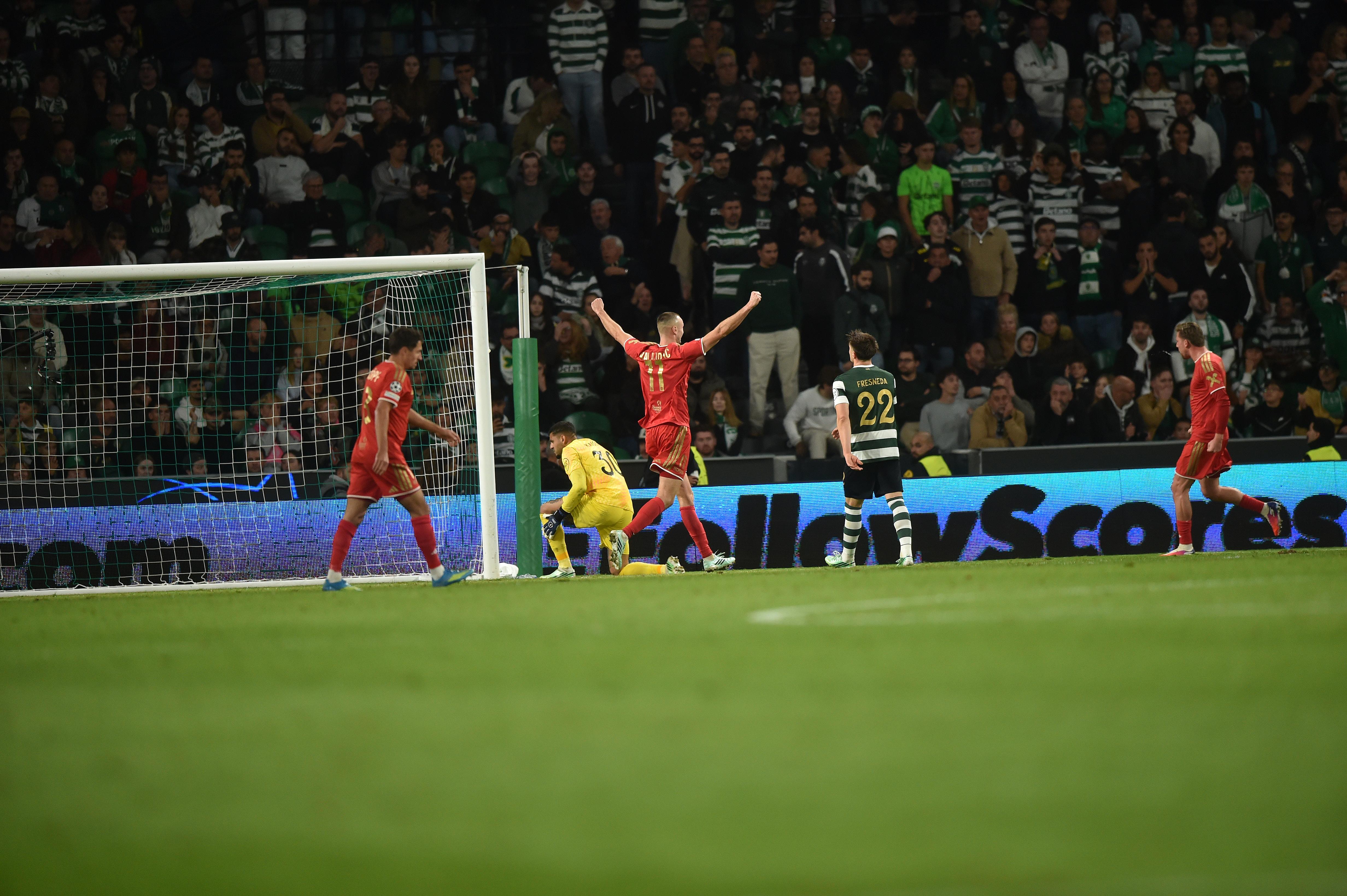 Sporting 1-3 LASK (2026/27)
Nova vantagem desperdiçada, um mês depois. Suárez inaugurou o marcador aos 5', mas austríacos empataram rapidamente e selaram triunfo na segunda parte - Foto: Miguel Nunes