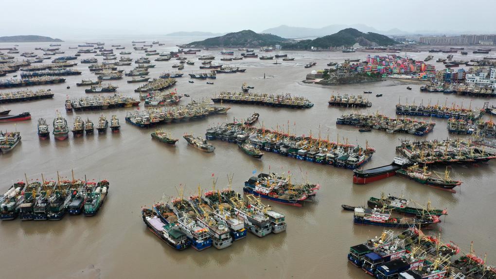 Barcos de pesca ancorados em Wenling, na China. Foto IMAGO