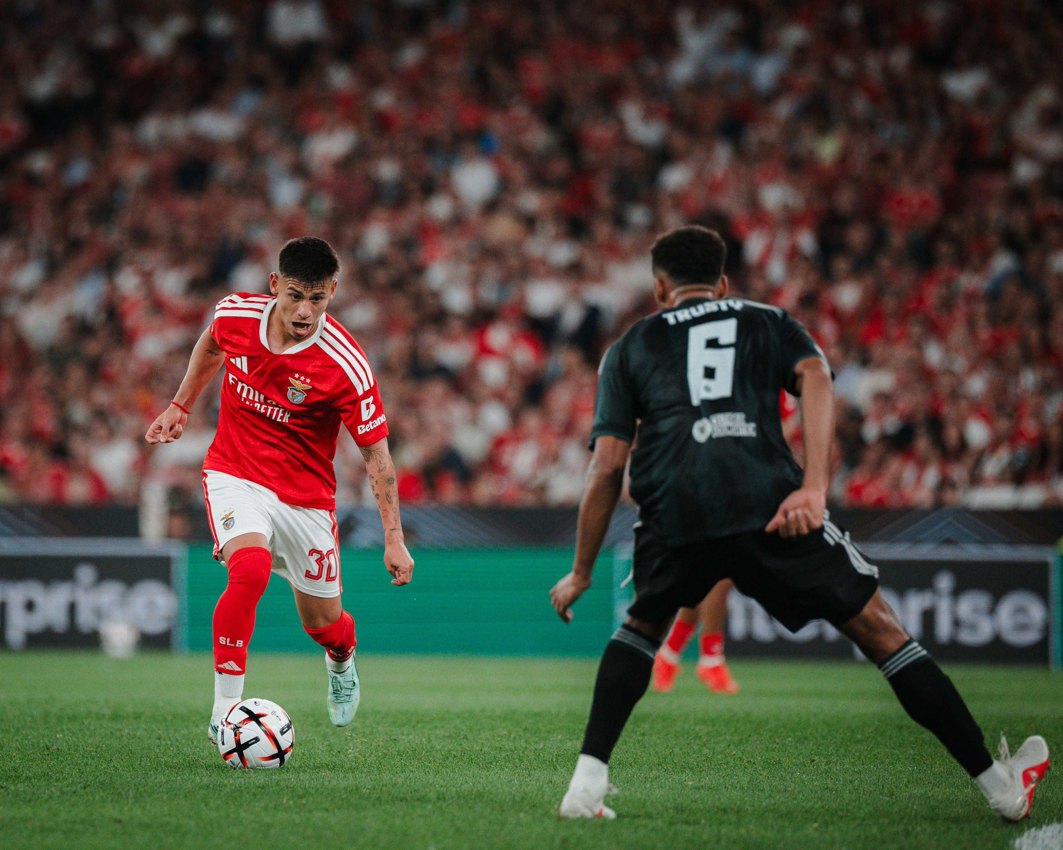 Echeverri esteve em bom plano com o Celtic e será titular pela primeira vez — Foto: IMAGO