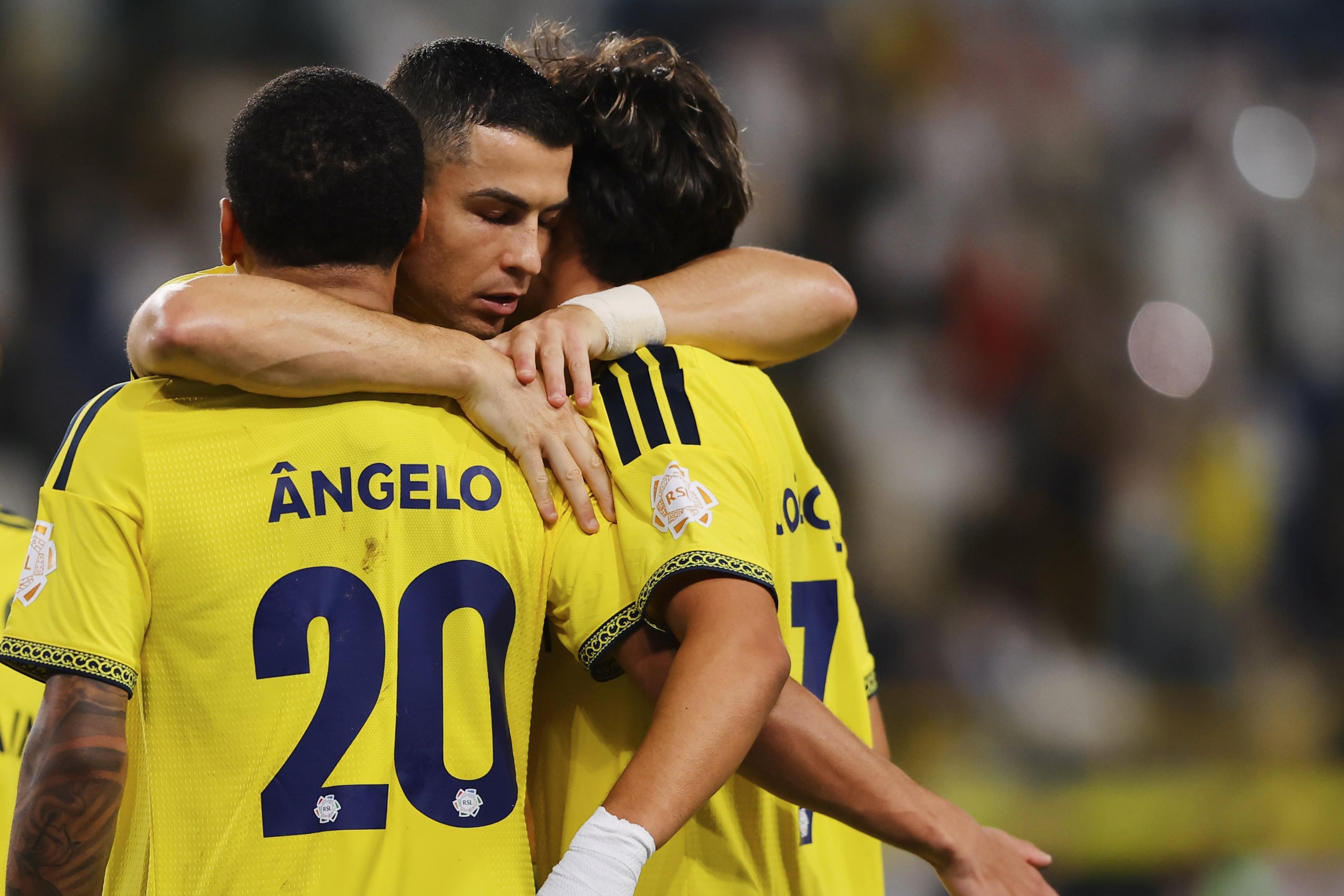 Ronaldo a celebrar o triunfo com Ângelo e João Félix