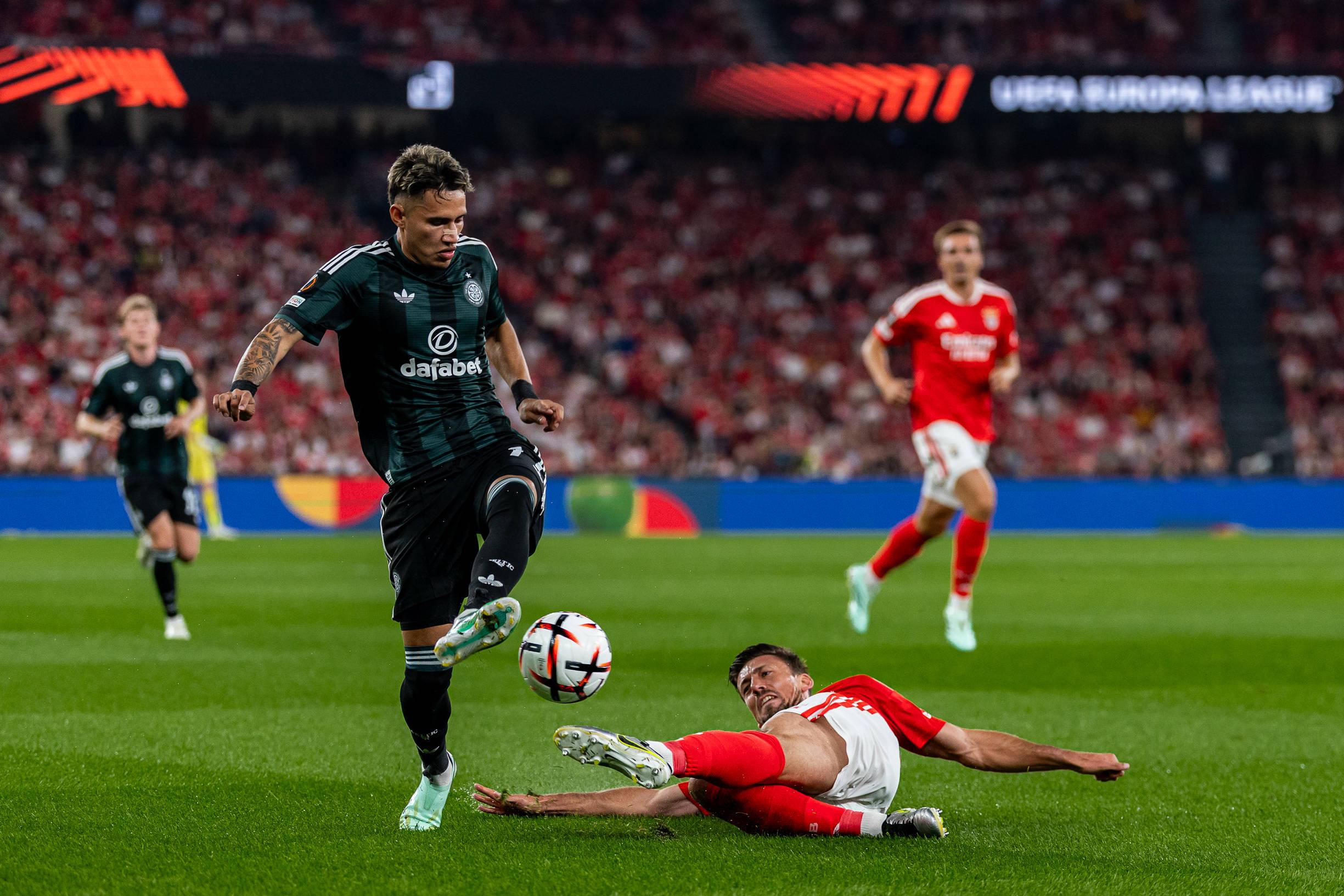Lenglet não é só importante na saída de bola para o ataque — Foto: IMAGO