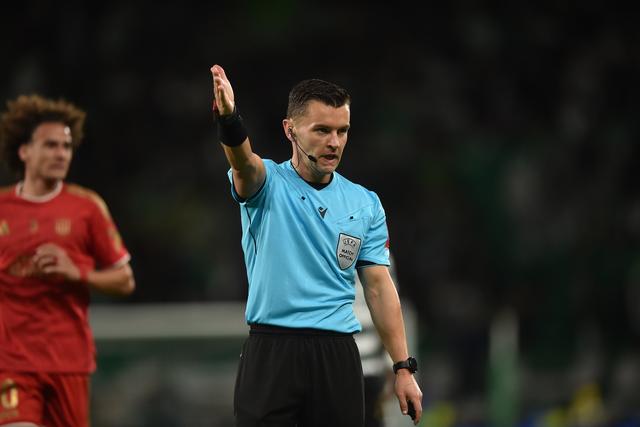 Nick Walsh apitou o jogo em Alvalade