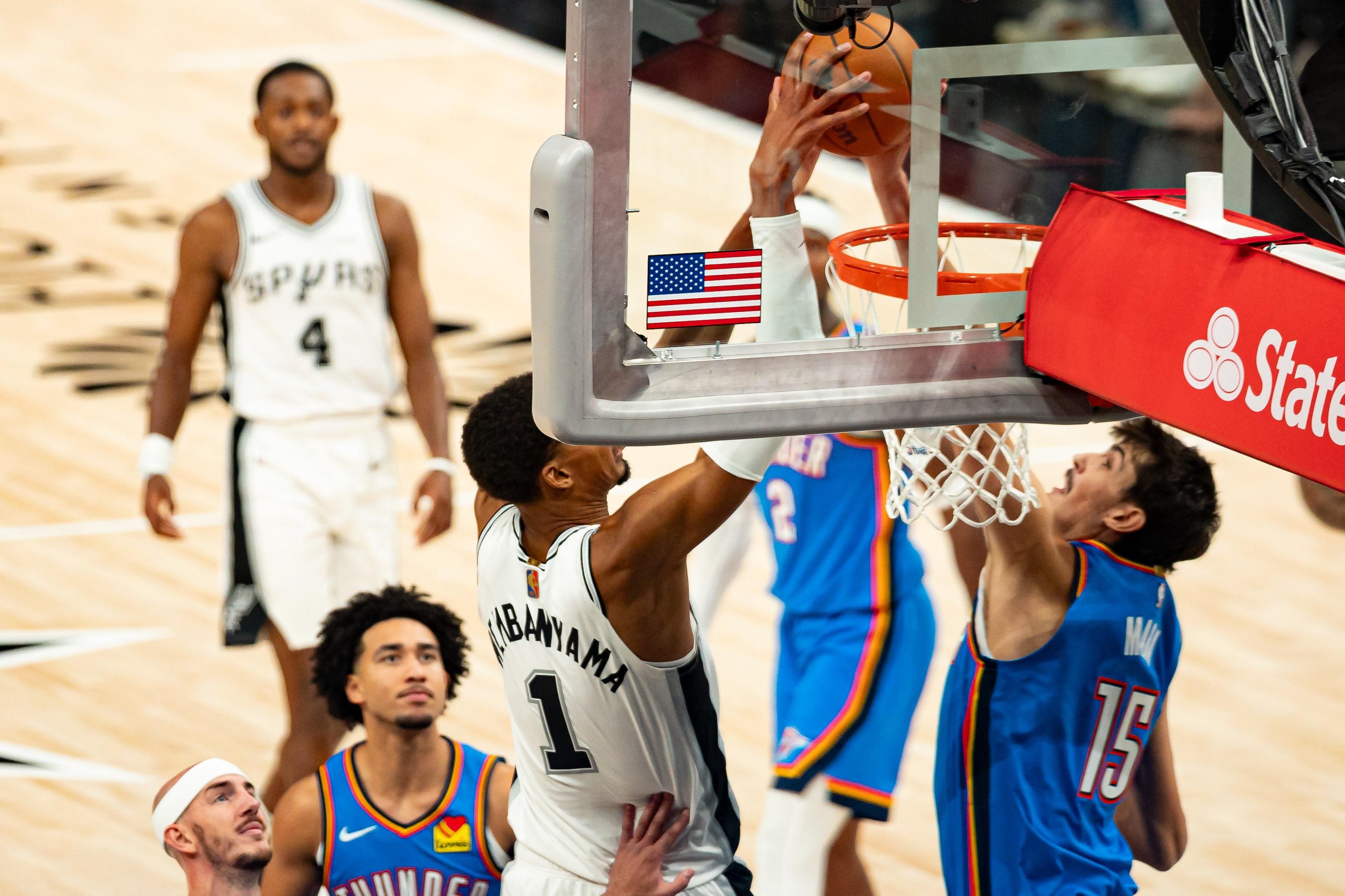 Aday Mara abafa Wembanyama. Foto X/OKC Thunder