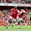 Emmanuel-Thomas a festejar um golo com Carlos Vela, num amigável frente ao Celtic, no verão de 2010