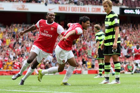 Emmanuel-Thomas a festejar um golo com Carlos Vela, num amigável frente ao Celtic, no verão de 2010