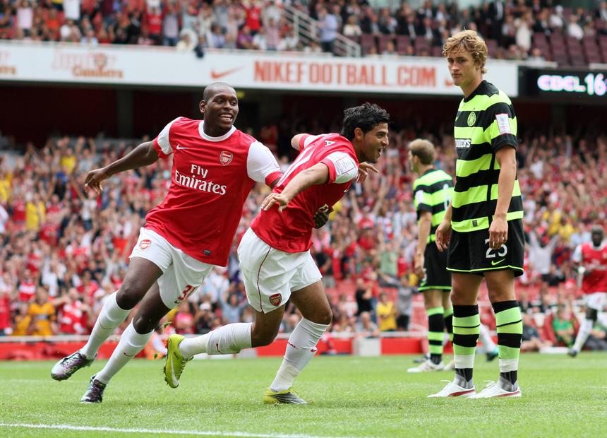 Emmanuel-Thomas a festejar um golo com Carlos Vela, num amigável frente ao Celtic, no verão de 2010