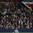 VÍDEO: pedaços de betão caem do tecto de Old Trafford e atingem adeptos