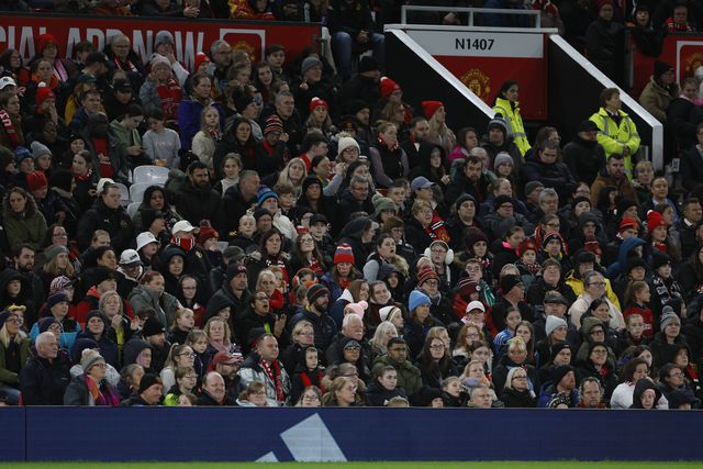 VÍDEO: pedaços de betão caem do tecto de Old Trafford e atingem adeptos