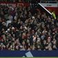 VÍDEO: pedaços de betão caem do tecto de Old Trafford e atingem adeptos