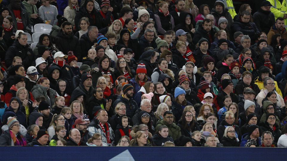 VÍDEO: pedaços de betão caem do tecto de Old Trafford e atingem adeptos