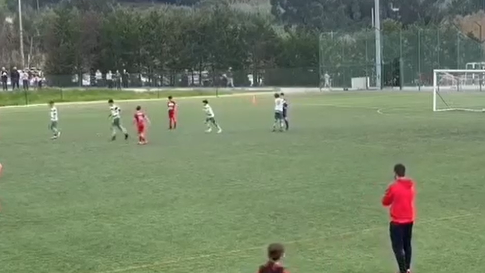 Momento de desportivismo em dérbi de sub-12 na Figueira da Foz (vídeo)