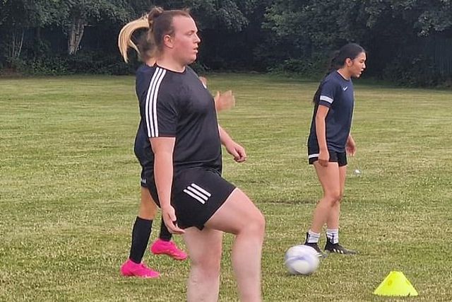 Jogadora transgénero desiste do futebol após recusa dos adversários em entrar em campo