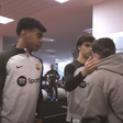 Gavi acarinhado pelos companheiros do Barcelona após dura lesão (vídeo)