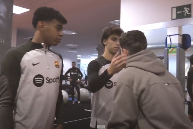 Gavi acarinhado pelos companheiros do Barcelona após dura lesão (vídeo)