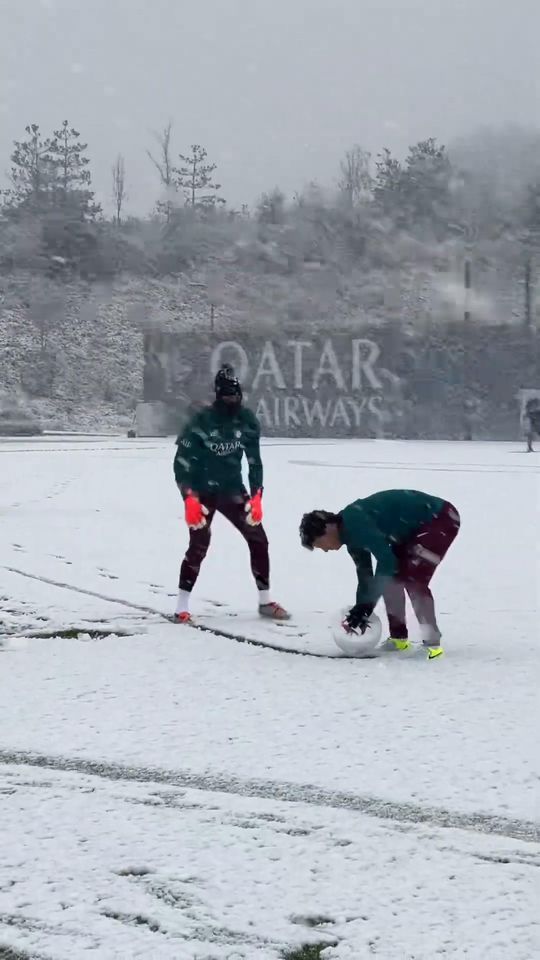 João Neves e companhia brincam com a neve no treino do PSG