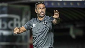 Fernando Gomes felicita Artur Jorge pelo título no Brasil