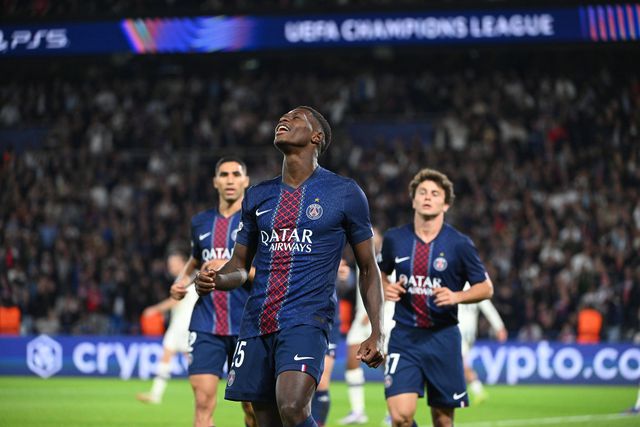 Nuno Mendes a celebrar um golo pelo PSG, com Hakimi e João Neves atrás de si