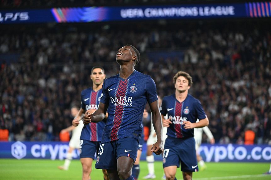 Nuno Mendes a celebrar um golo pelo PSG, com Hakimi e João Neves atrás de si