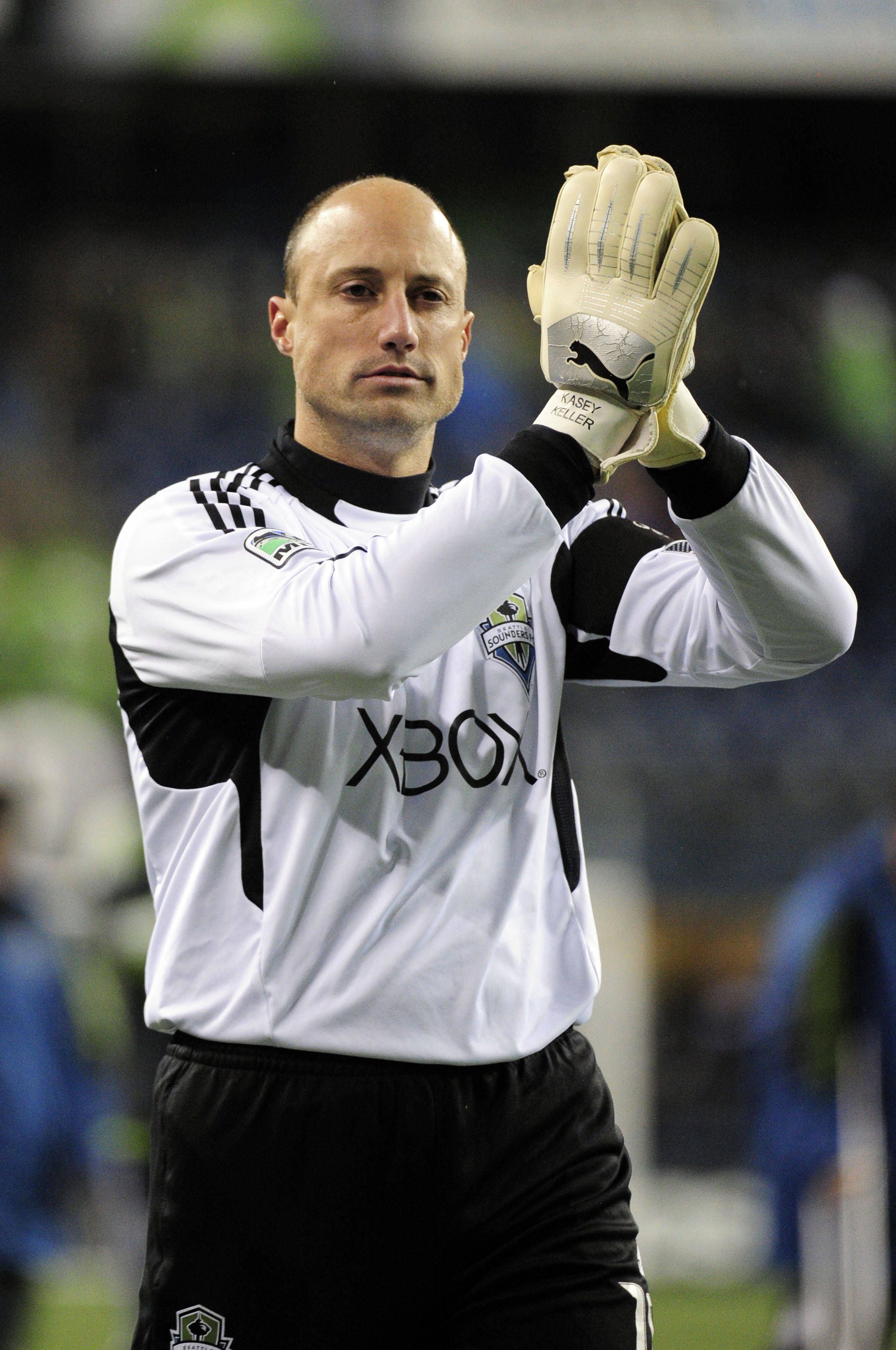 Kasey Keller. O internacional norte-americano partiu os dentes da frente enquanto tirava os tacos de golfe da bagageira do carro