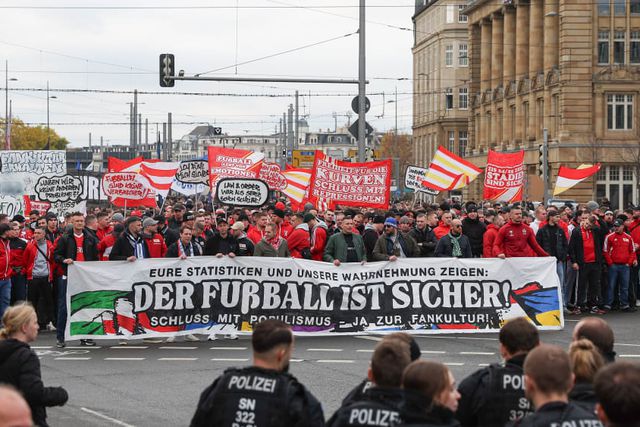 Adeptos rivais na Bundesliga unem-se contra os políticos e a polícia